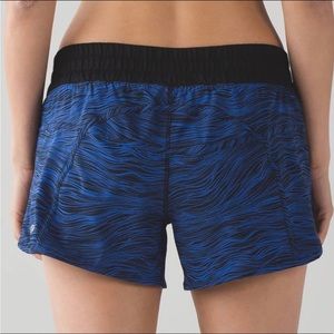 Lululemon Tracker Short IV (4") Life Lines Cerulean Blue / Black. Size 8